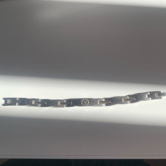 VALENTINO V logo bracelet. - small wrist 7” - Picture 2 of 8